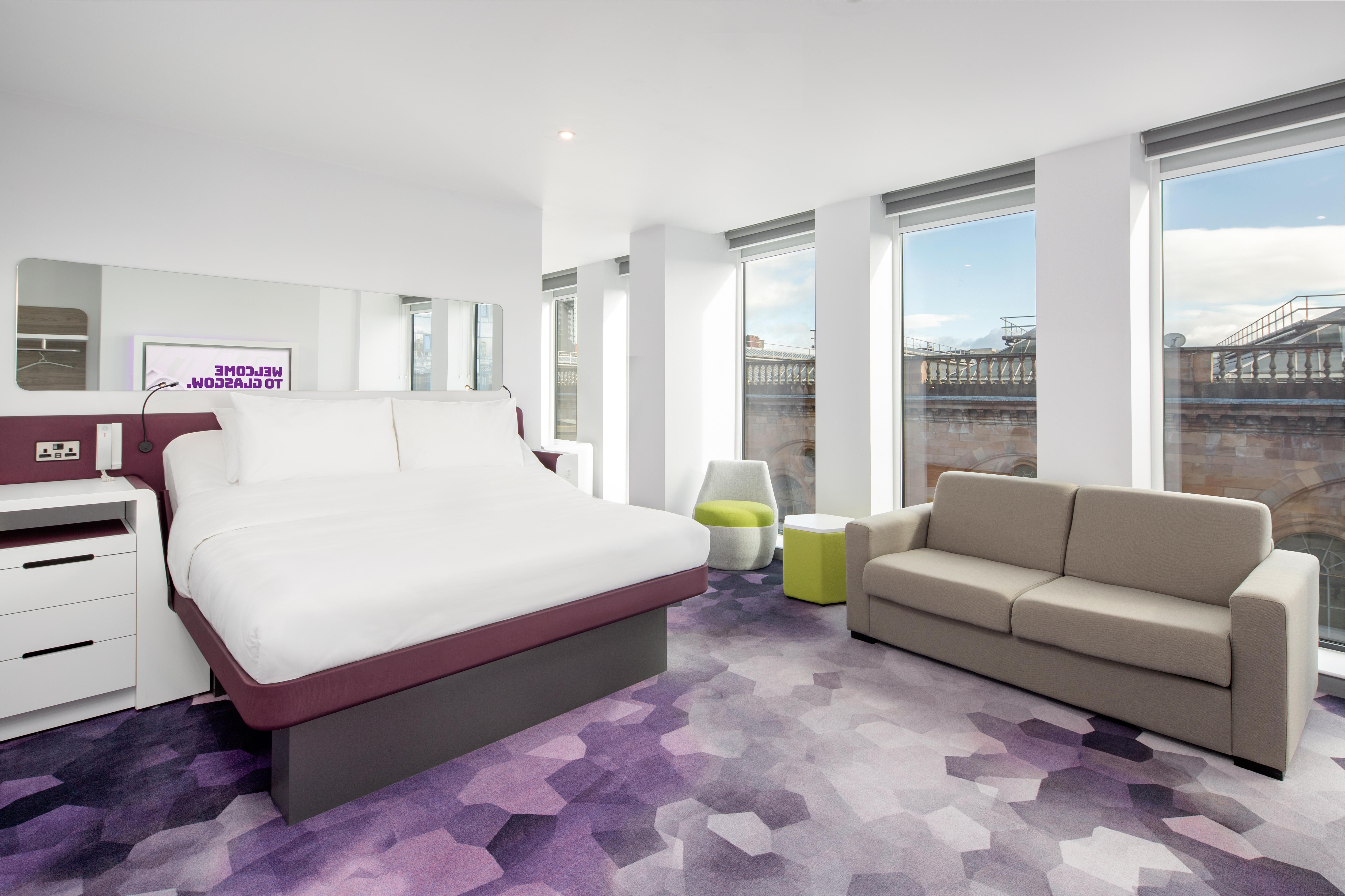 Yotel غلاسغو المظهر الخارجي الصورة A room at the new Holiday Inn Express in Warsaw, Poland