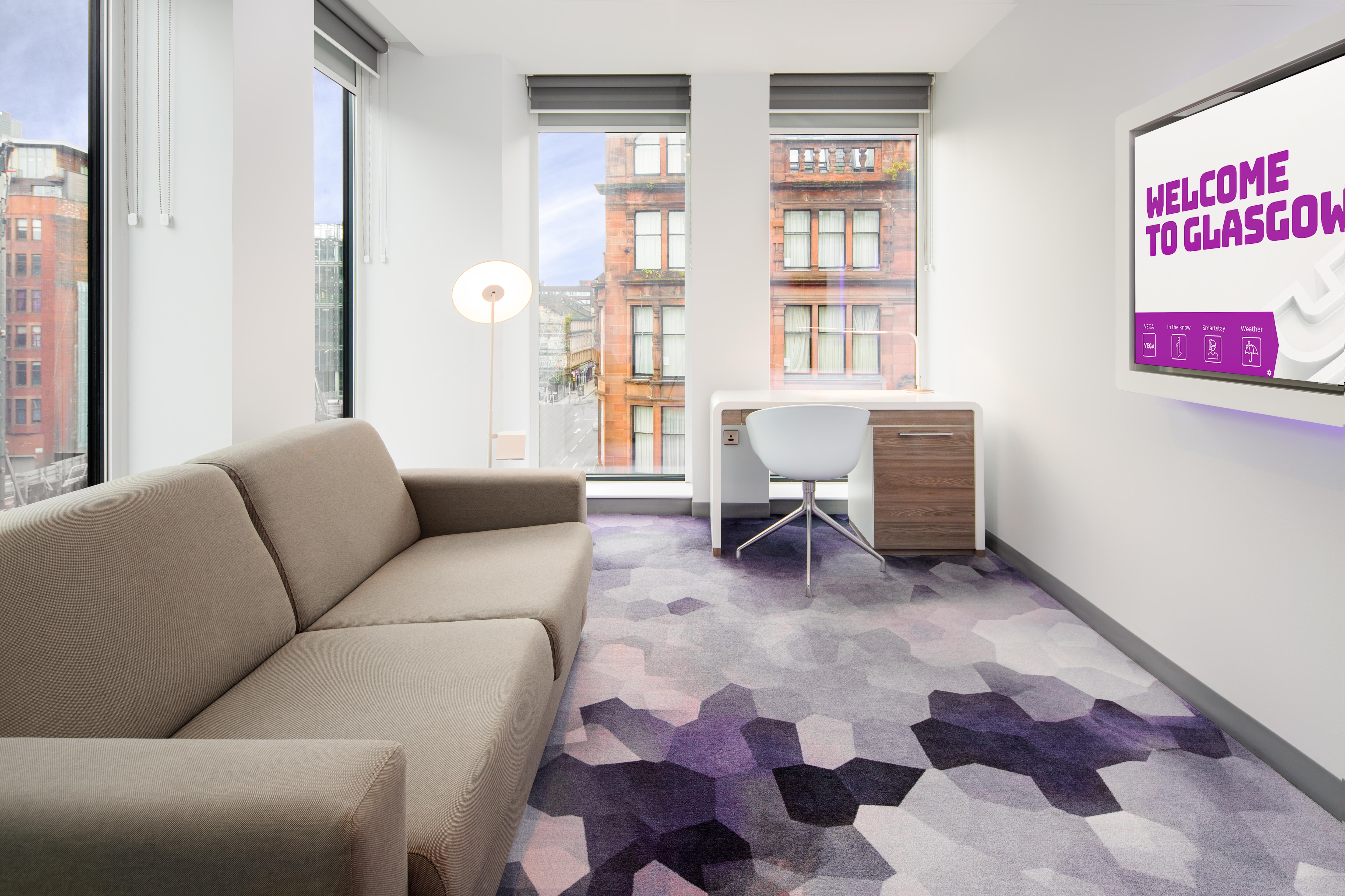 Yotel غلاسغو المظهر الخارجي الصورة A room at the new Edinburgh Holiday Inn Express