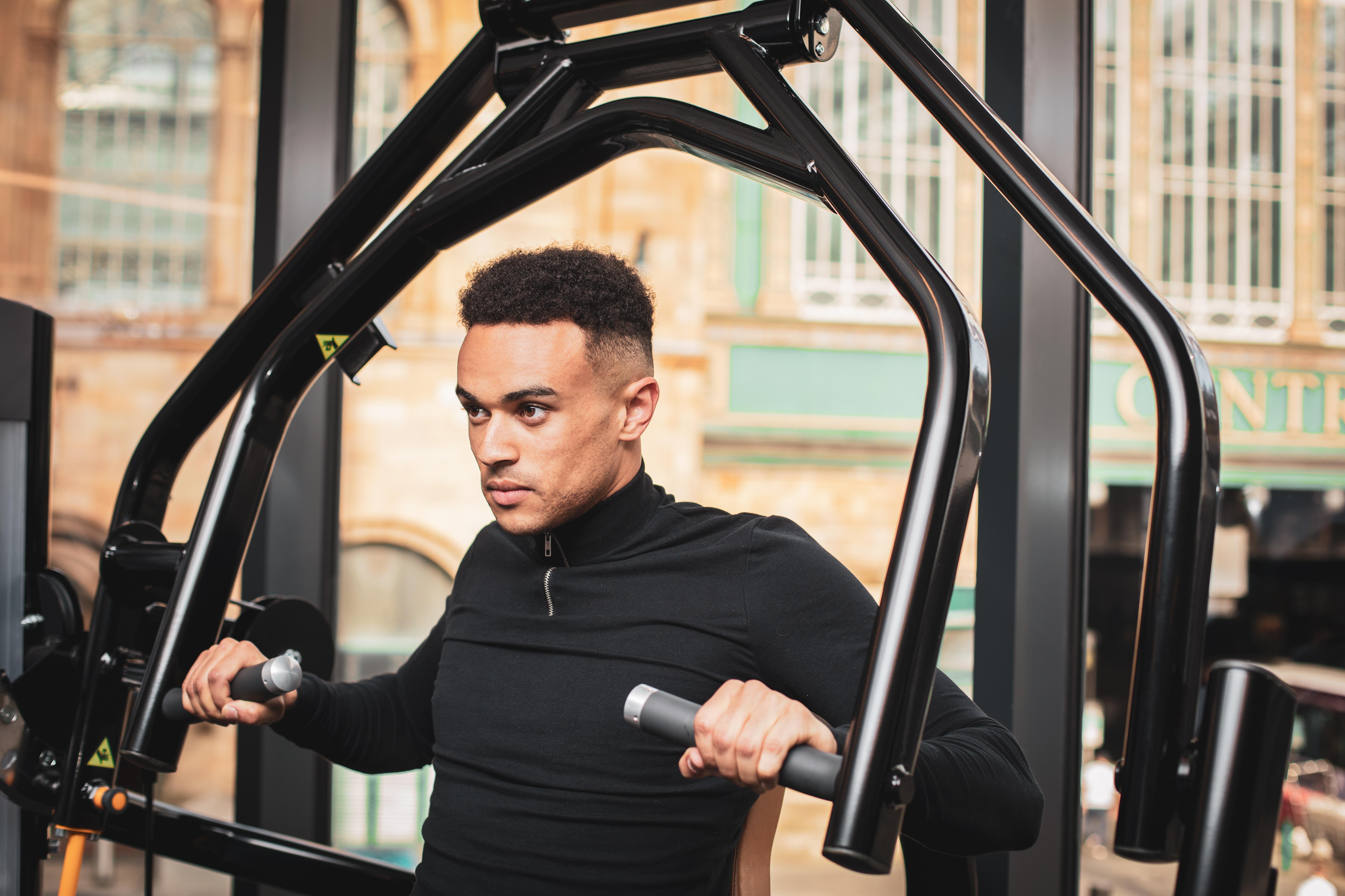 Yotel غلاسغو المظهر الخارجي الصورة A man using a chest press machine