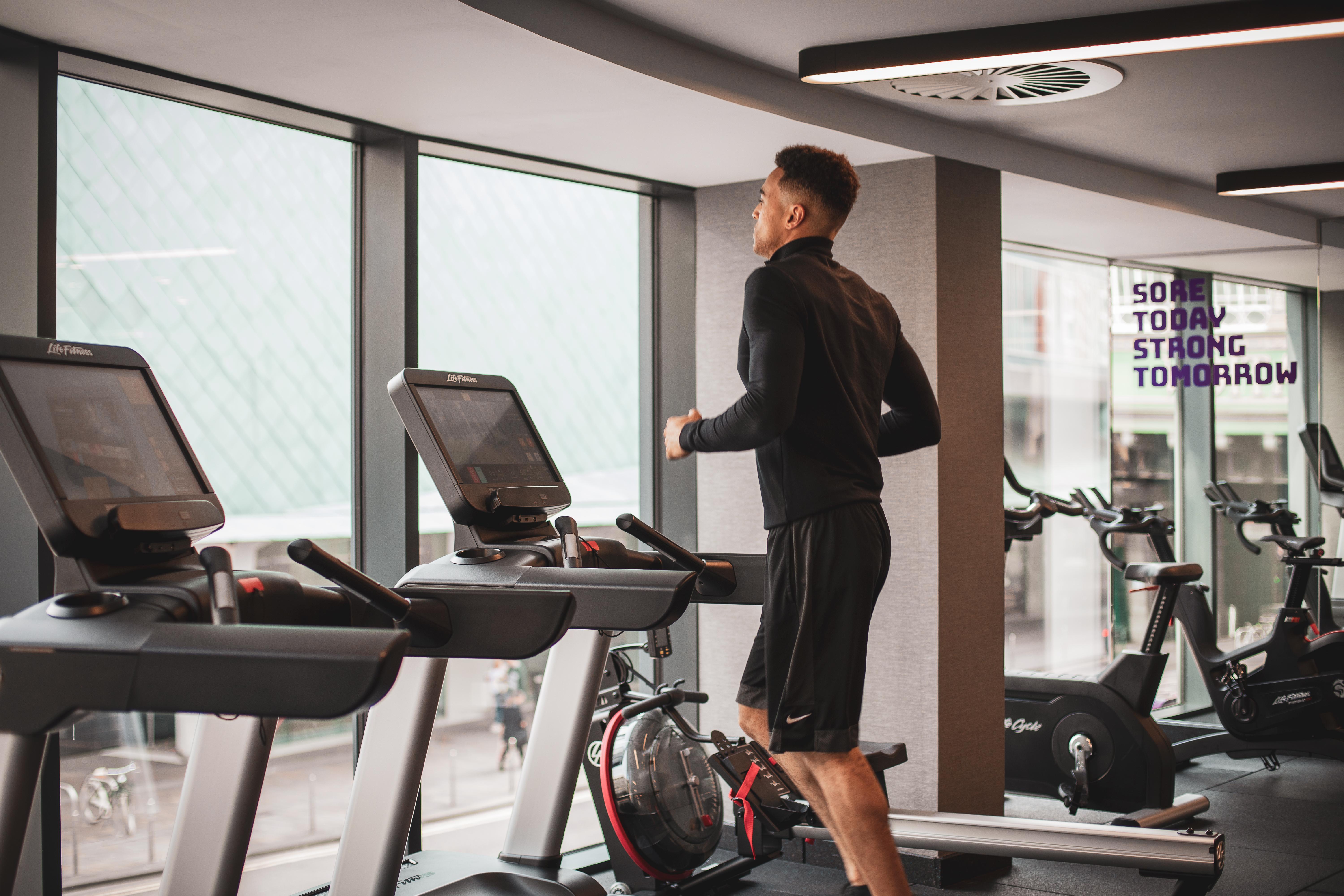 Yotel غلاسغو المظهر الخارجي الصورة A man running on a treadmill