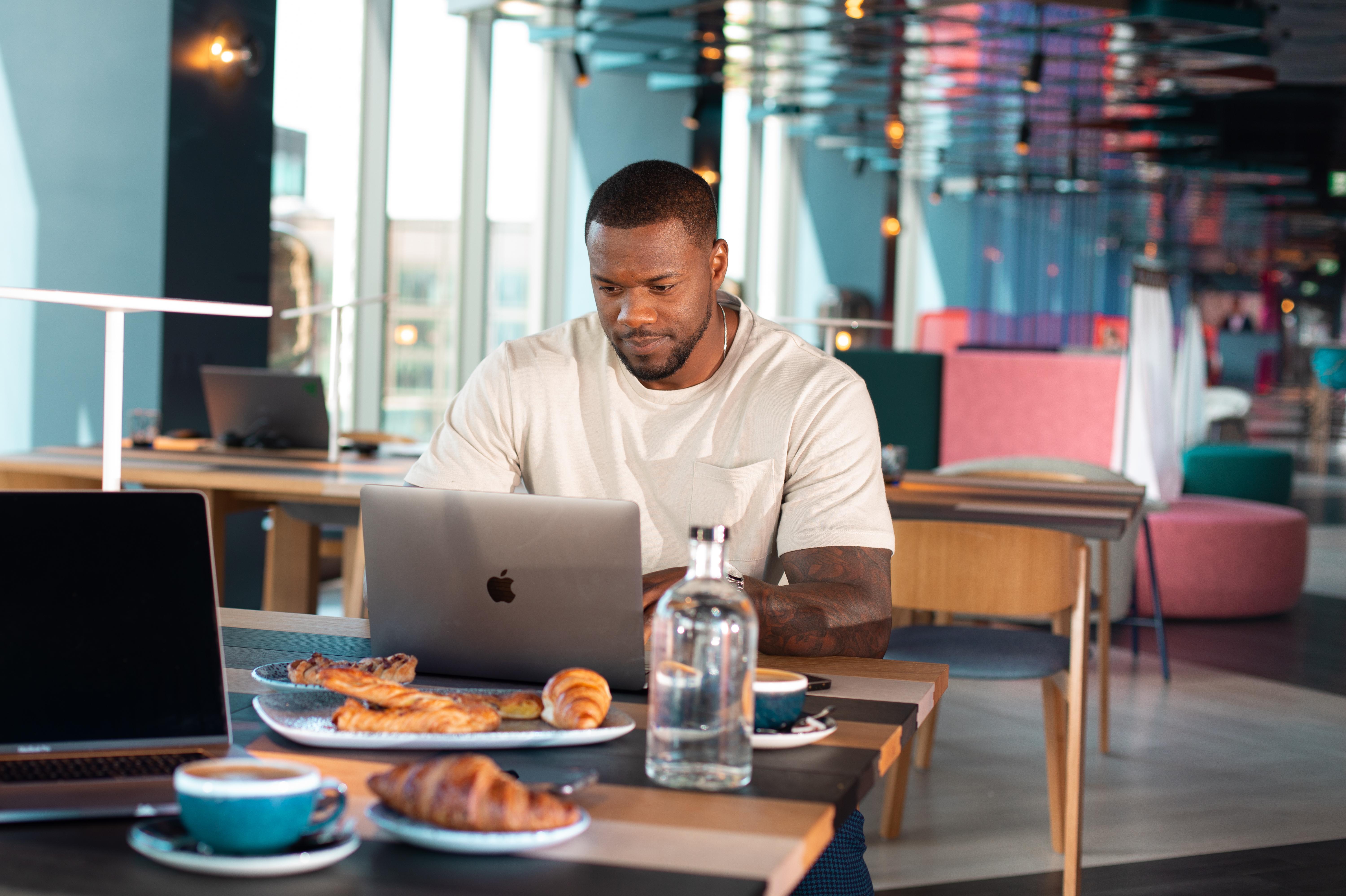 Yotel غلاسغو المظهر الخارجي الصورة A man working on a laptop.