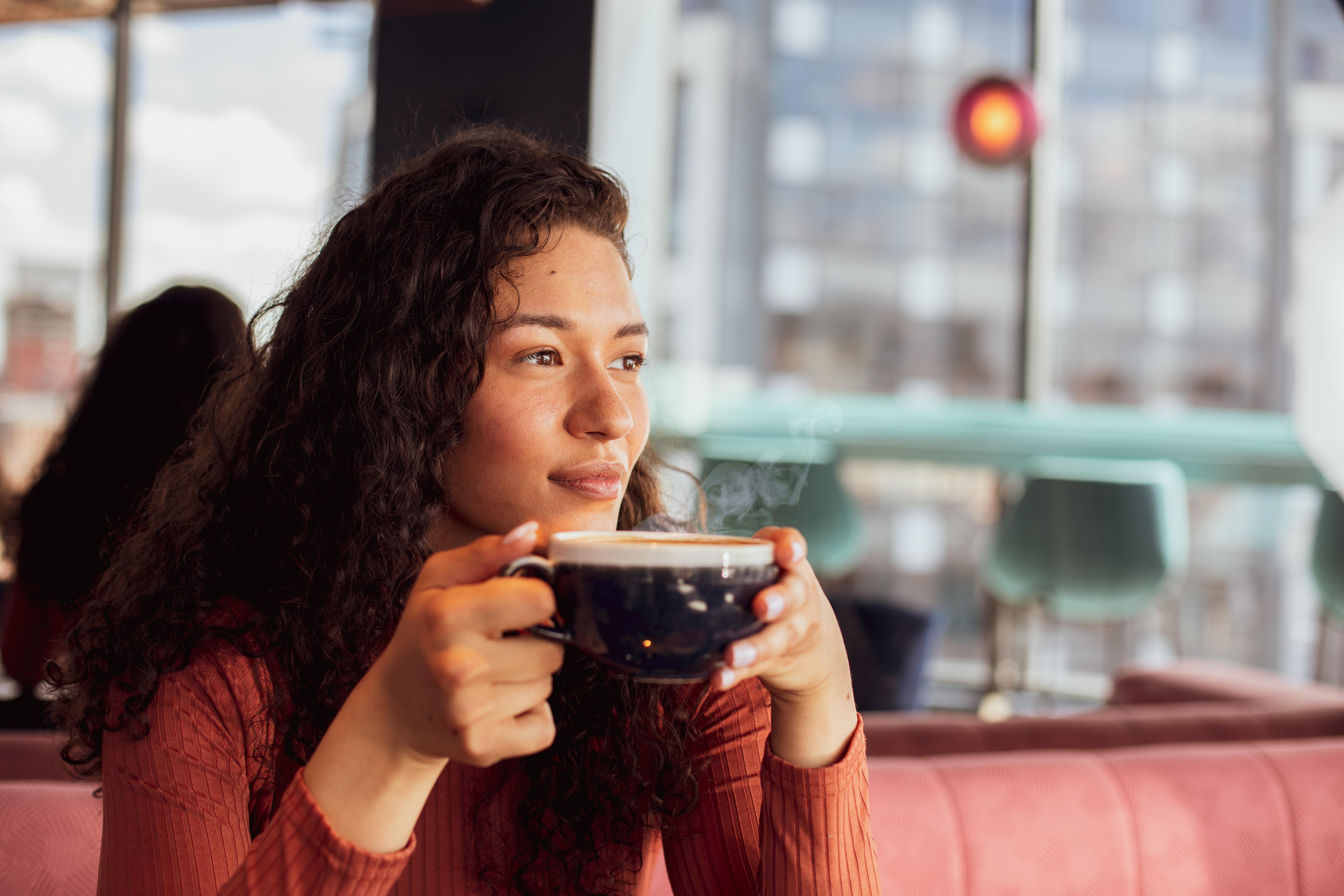 Yotel غلاسغو المظهر الخارجي الصورة A woman drinking coffee.