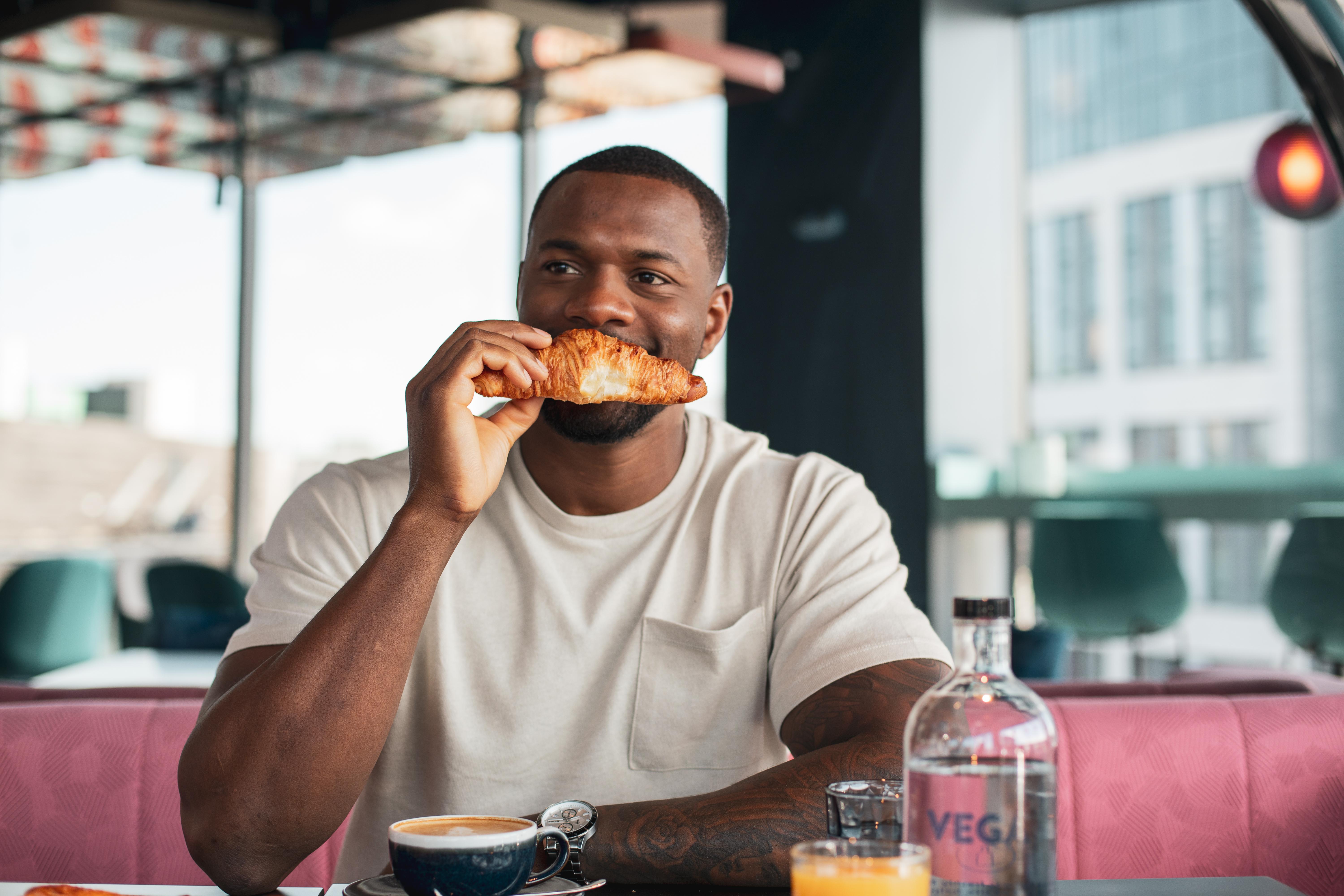 Yotel غلاسغو المظهر الخارجي الصورة Photo of a man eating a croissant