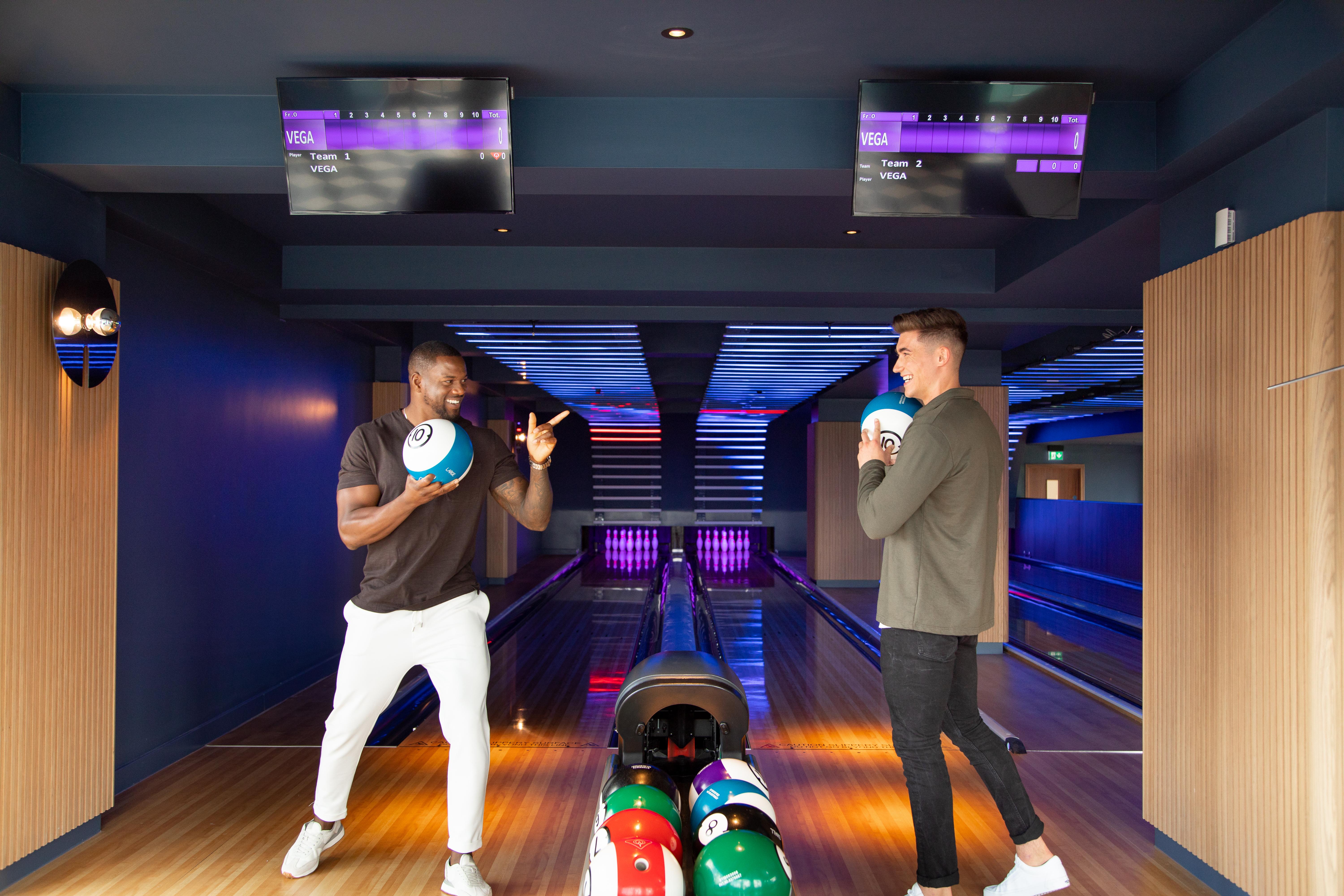 Yotel غلاسغو المظهر الخارجي الصورة Photo of two men playing bowling