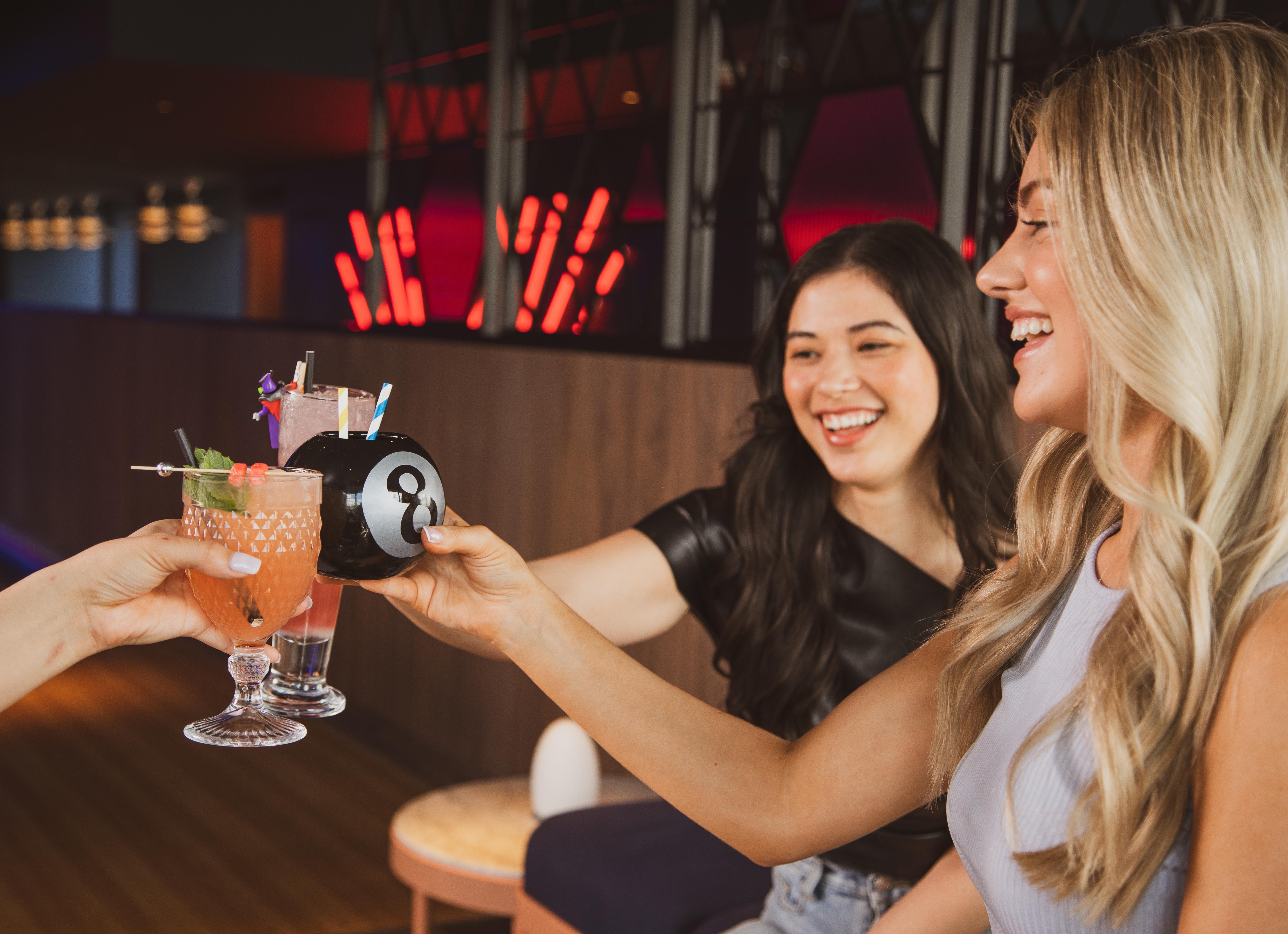 Yotel غلاسغو المظهر الخارجي الصورة Two women toasting with drinks.