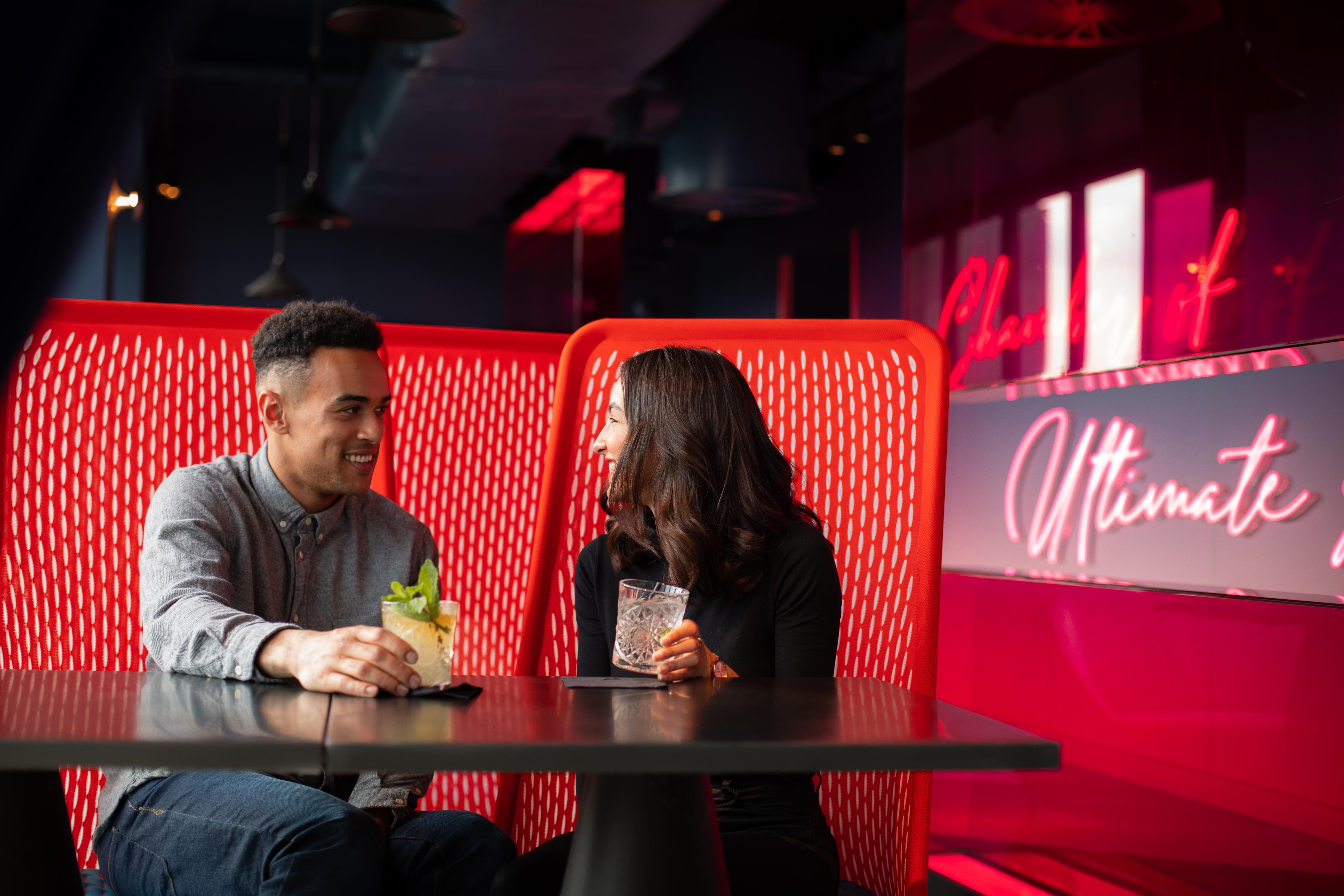 Yotel غلاسغو المظهر الخارجي الصورة Photo of couple sitting in booth with drinks