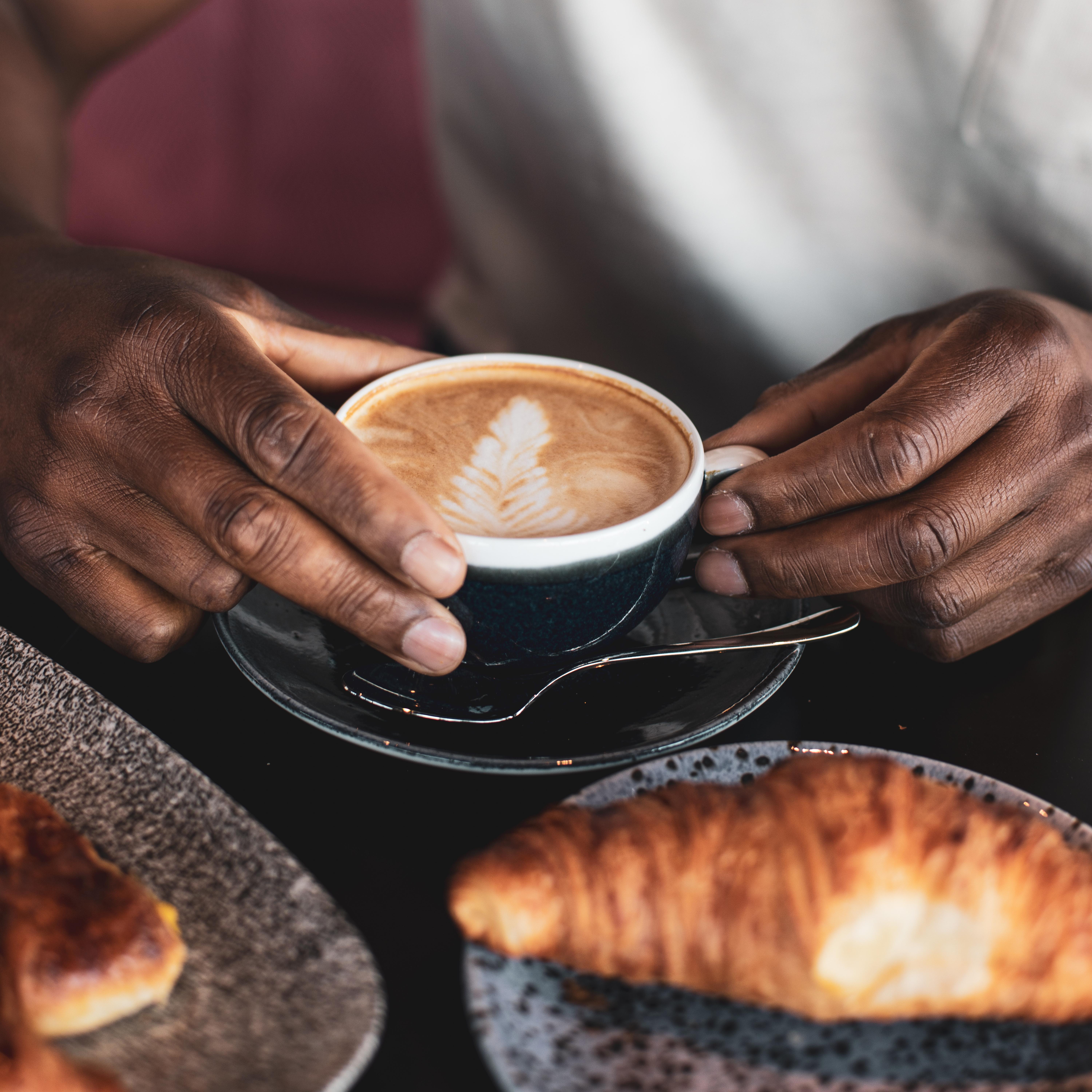 Yotel غلاسغو المظهر الخارجي الصورة A man holding a cup of coffee.