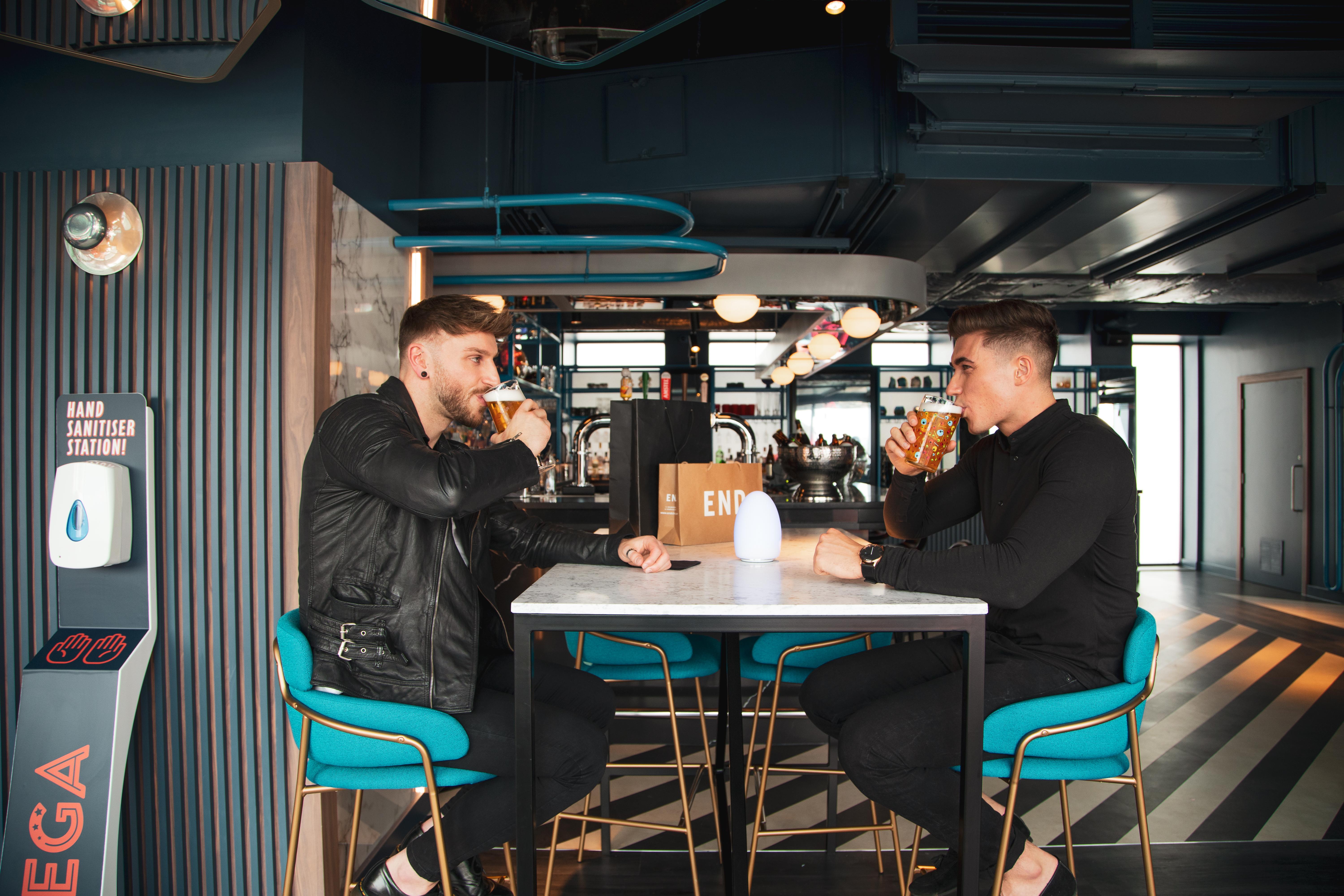 Yotel غلاسغو المظهر الخارجي الصورة Two men drinking at a bar
